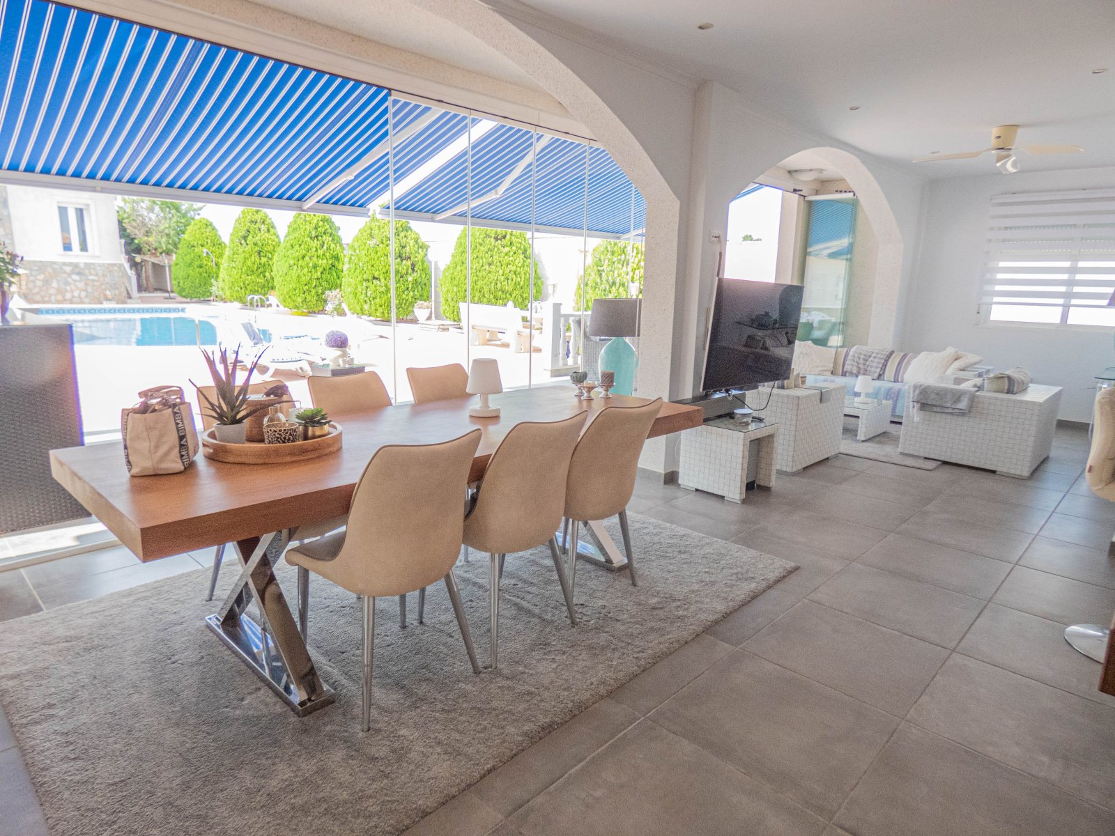 Atractiva villa independiente con casa de verano