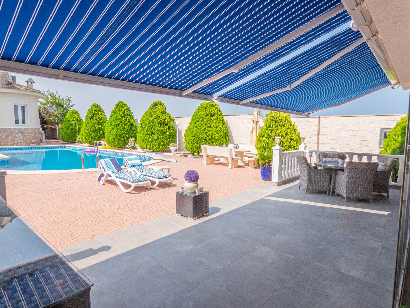 Atractiva villa independiente con casa de verano