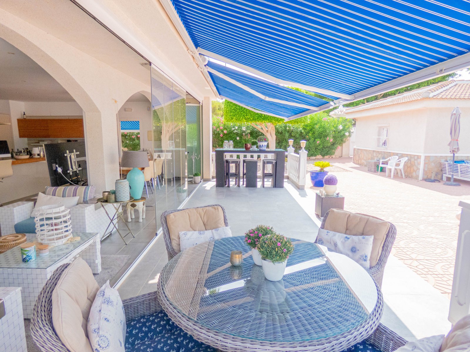 Atractiva villa independiente con casa de verano