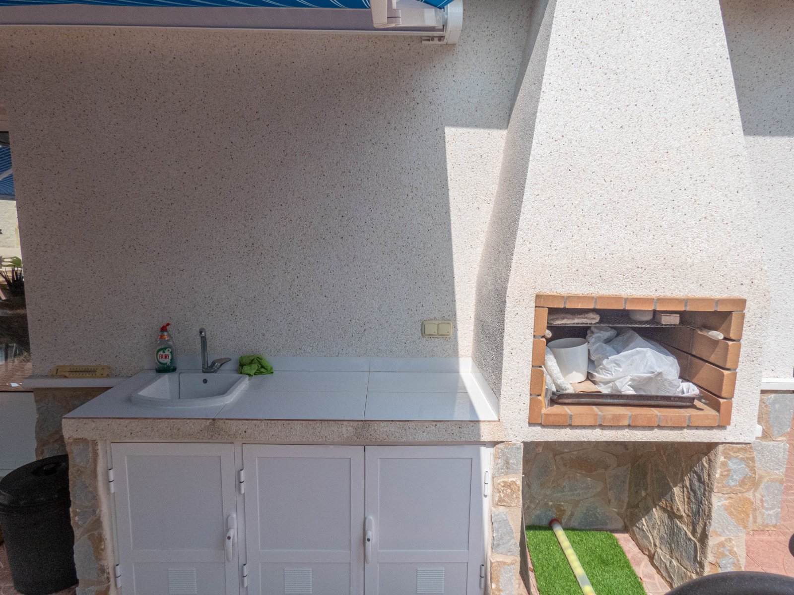 Atractiva villa independiente con casa de verano