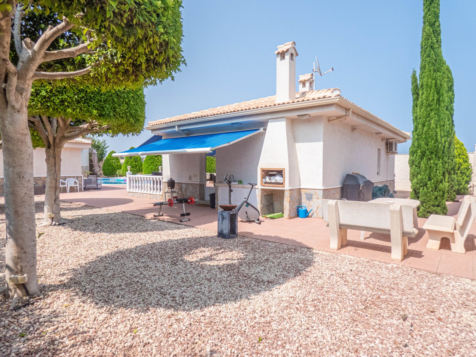 Atractiva villa independiente con casa de verano