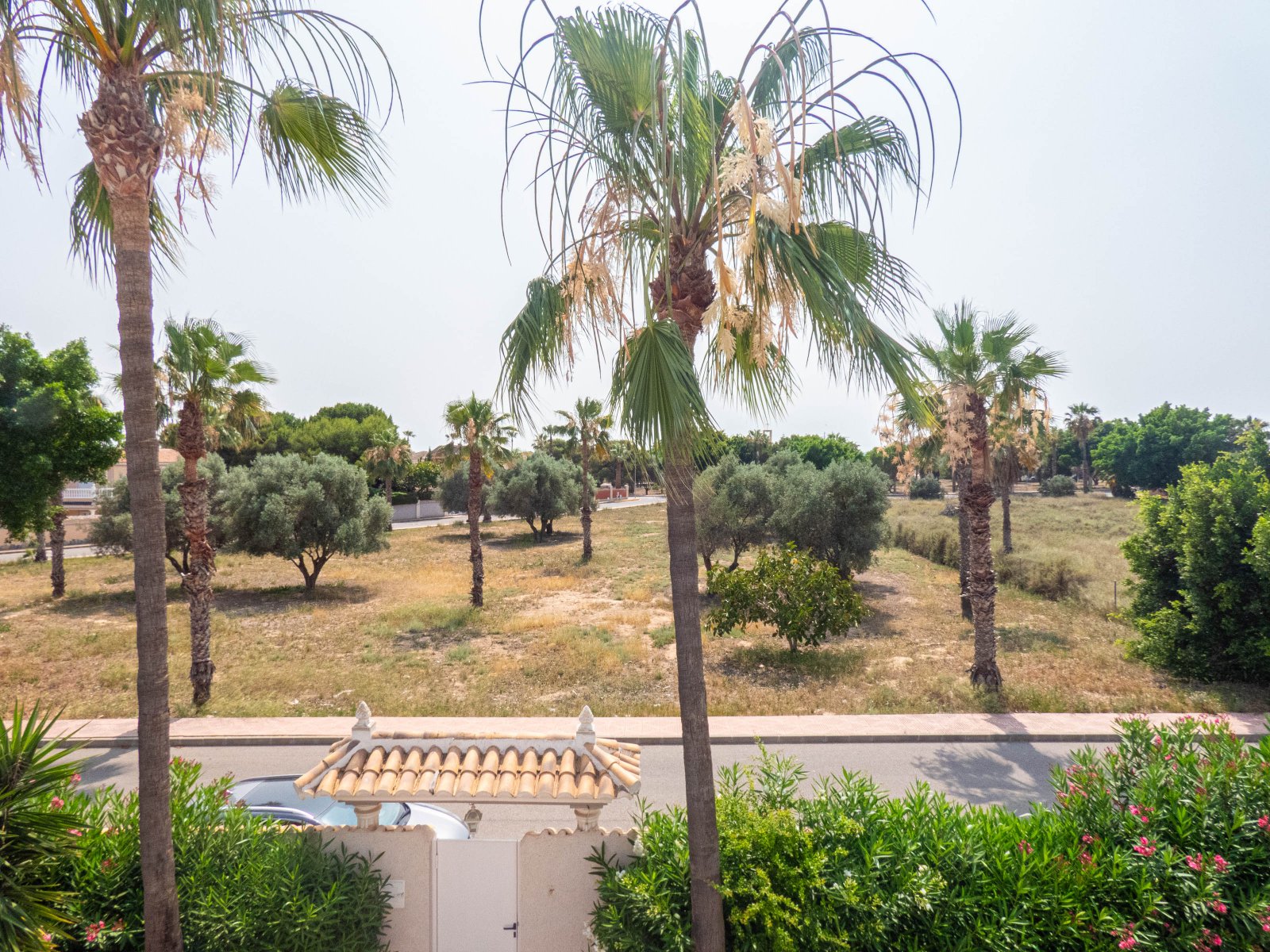 Atractiva villa independiente con casa de verano