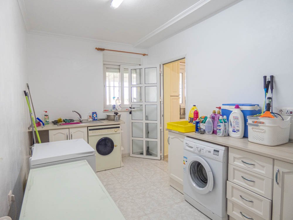 Preciosa villa rural renovada con 7 dormitorios, 7 baños, aire acondicionado, calefacción central, garaje doble y piscina privada climatizada