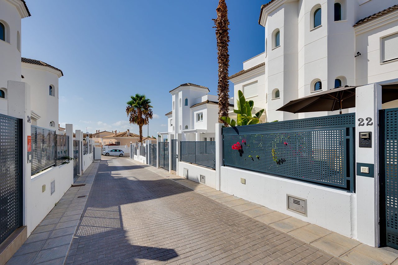 Villas individuelles avec 3 chambres à coucher, 3 salles de bains, terrasse sur le toit, parking privé et piscine communautaire