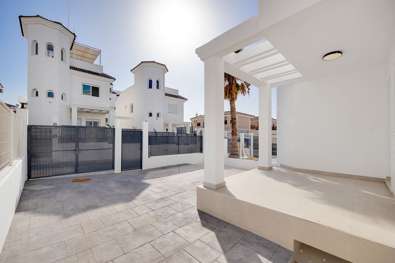 Villas individuelles avec 3 chambres à coucher, 3 salles de bains, terrasse sur le toit, parking privé et piscine communautaire