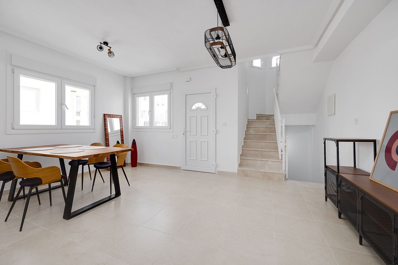 Villas individuelles avec 3 chambres à coucher, 3 salles de bains, terrasse sur le toit, parking privé et piscine communautaire