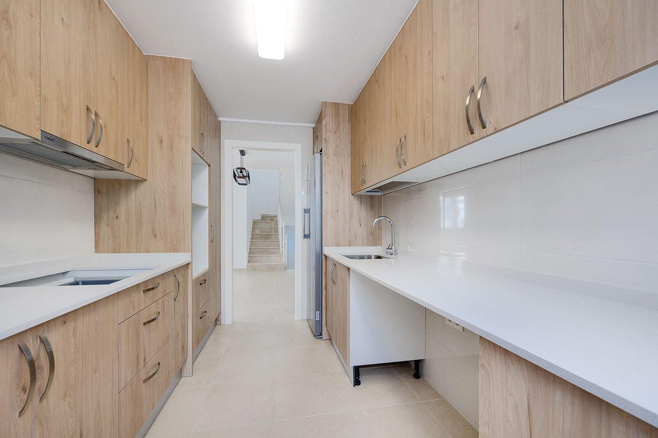 Villas individuelles avec 3 chambres à coucher, 3 salles de bains, terrasse sur le toit, parking privé et piscine communautaire