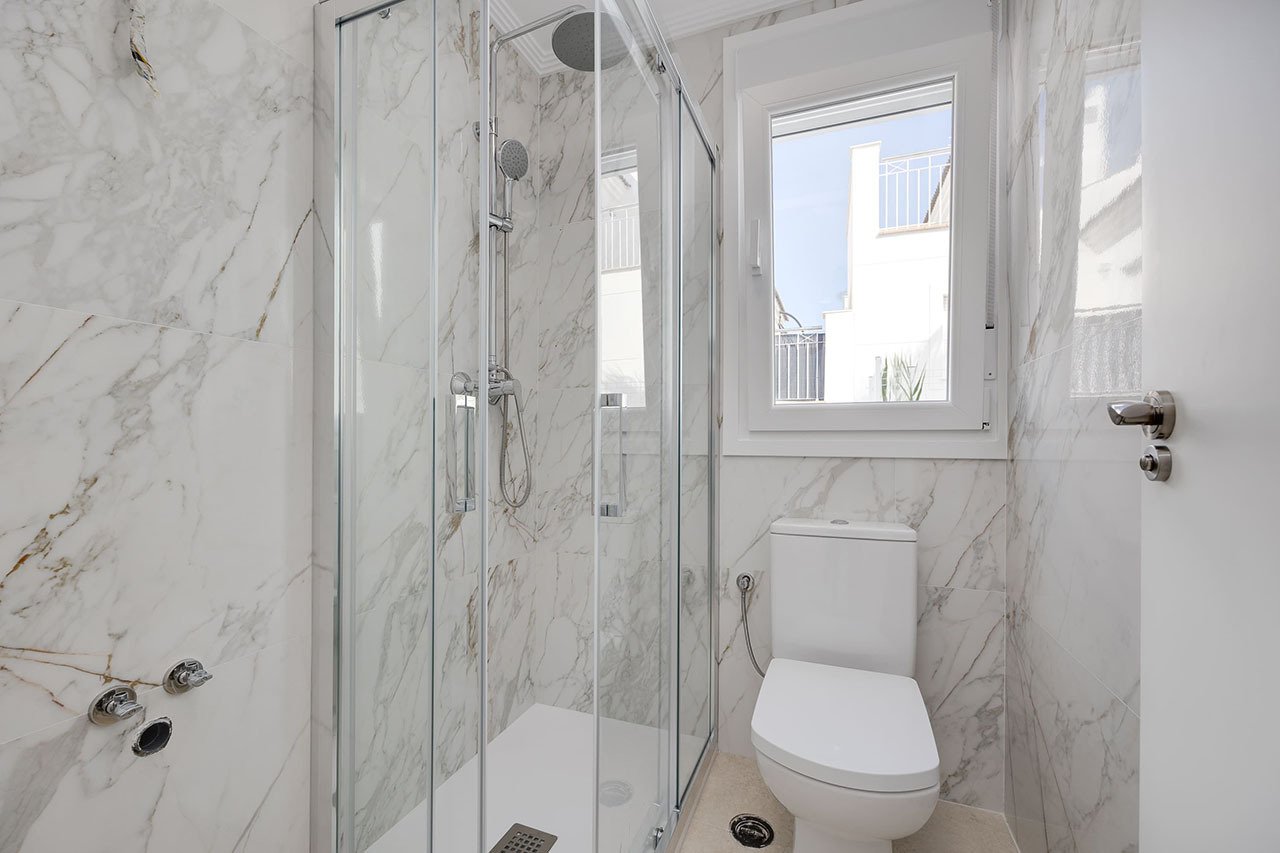 Villas individuelles avec 3 chambres à coucher, 3 salles de bains, terrasse sur le toit, parking privé et piscine communautaire