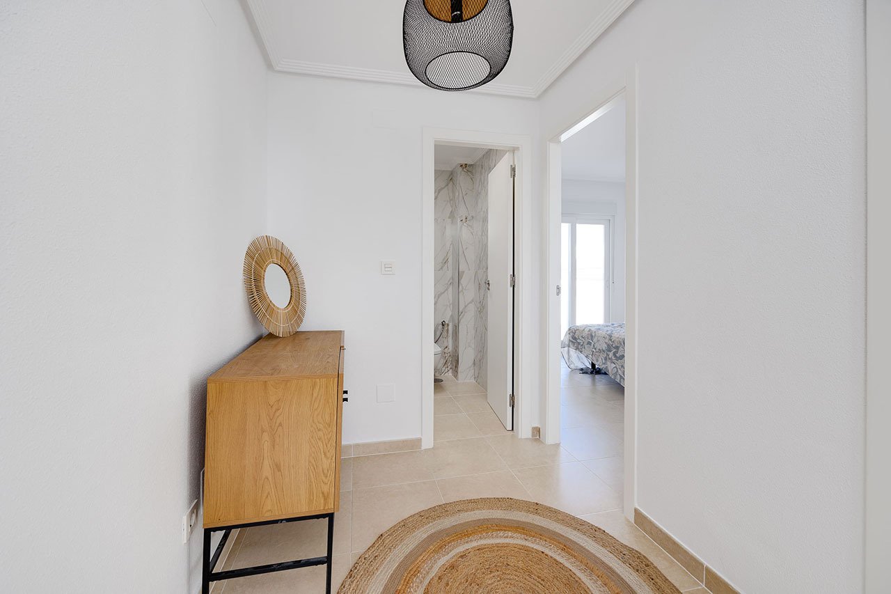 Villas individuelles avec 3 chambres à coucher, 3 salles de bains, terrasse sur le toit, parking privé et piscine communautaire