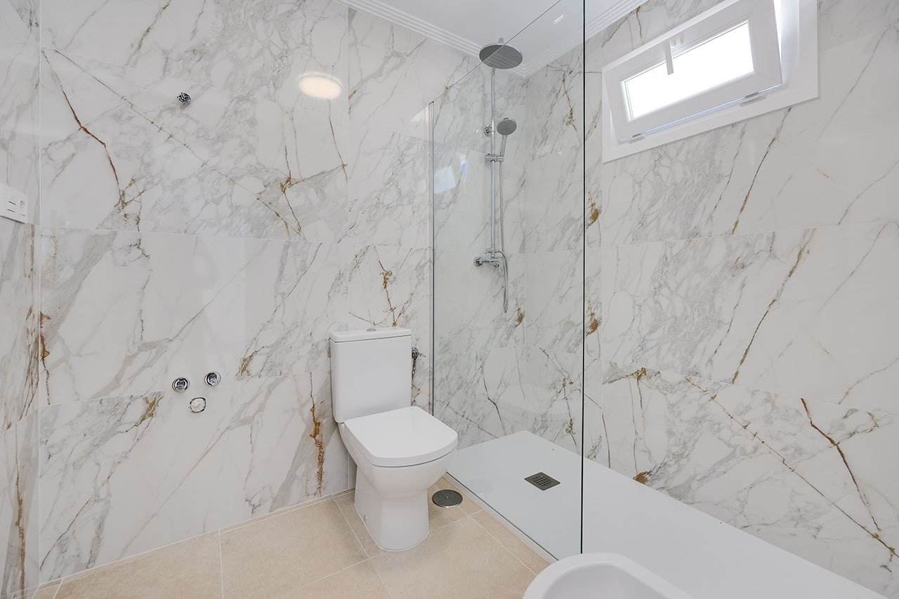 Villas individuelles avec 3 chambres à coucher, 3 salles de bains, terrasse sur le toit, parking privé et piscine communautaire