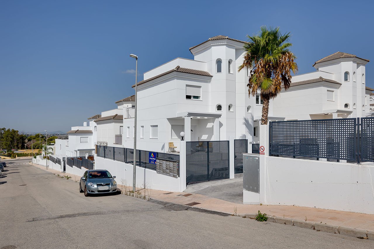 Villas individuelles avec 3 chambres à coucher, 3 salles de bains, terrasse sur le toit, parking privé et piscine communautaire