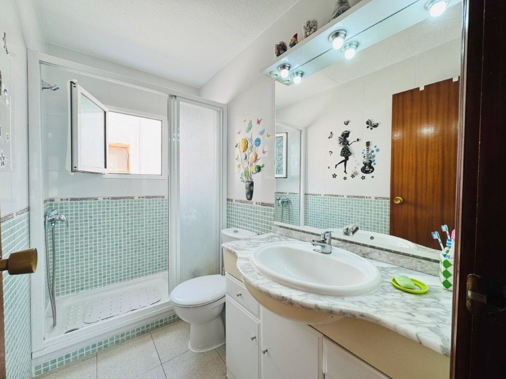 Penthouse-Wohnung mit 2 Schlafzimmern und 1 Bad nur 300 m vom Strand