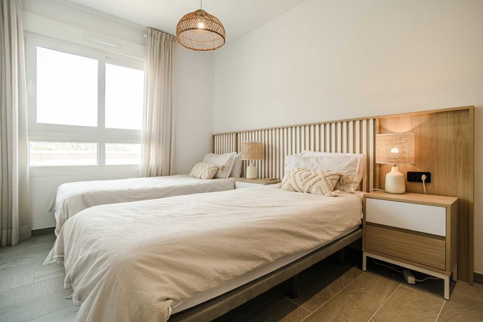 Appartement de luxe au rez-de-chaussée avec 3 chambres, 2 salles de bains, parking souterrain et piscine commune à La Finca Golf Resort