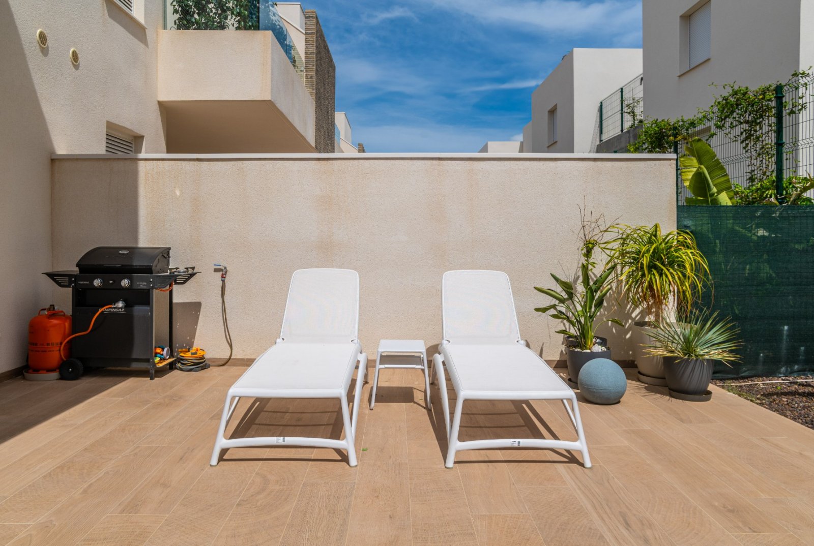 Appartement de luxe au rez-de-chaussée avec 3 chambres, 2 salles de bains, parking souterrain et piscine commune à La Finca Golf Resort