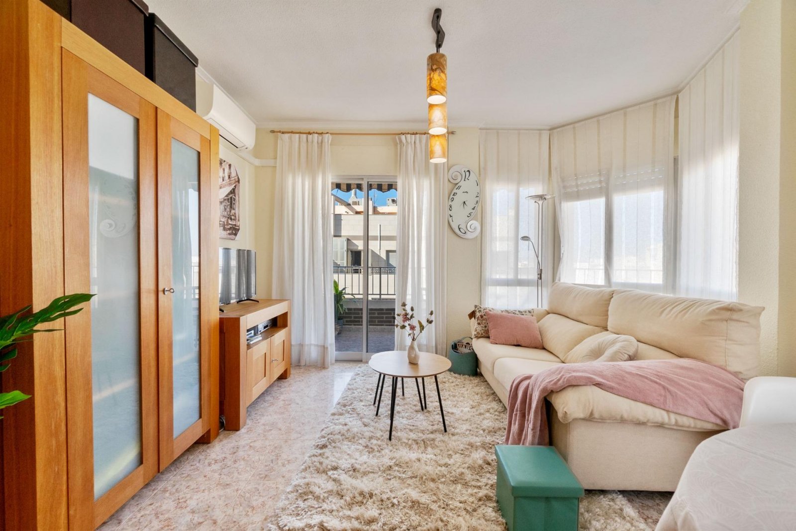 Appartement de 3 chambres avec terrasse, parking et débarras à 150 mètres du port de Torrevieja