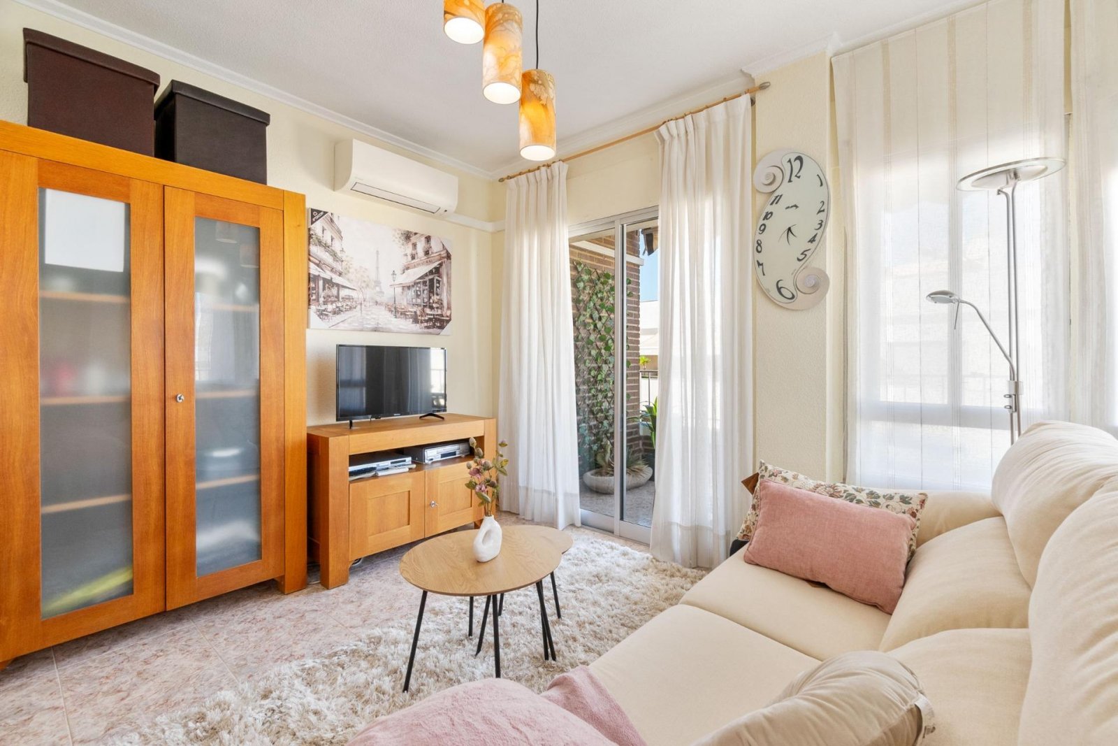 Appartement de 3 chambres avec terrasse, parking et débarras à 150 mètres du port de Torrevieja