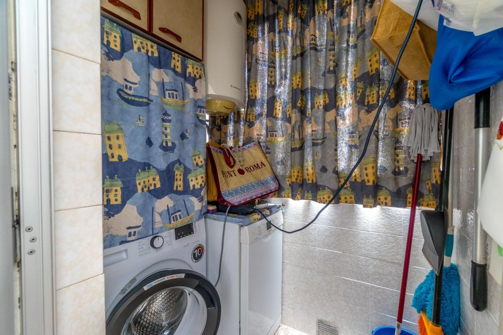 Appartement de 3 chambres avec terrasse, parking et débarras à 150 mètres du port de Torrevieja