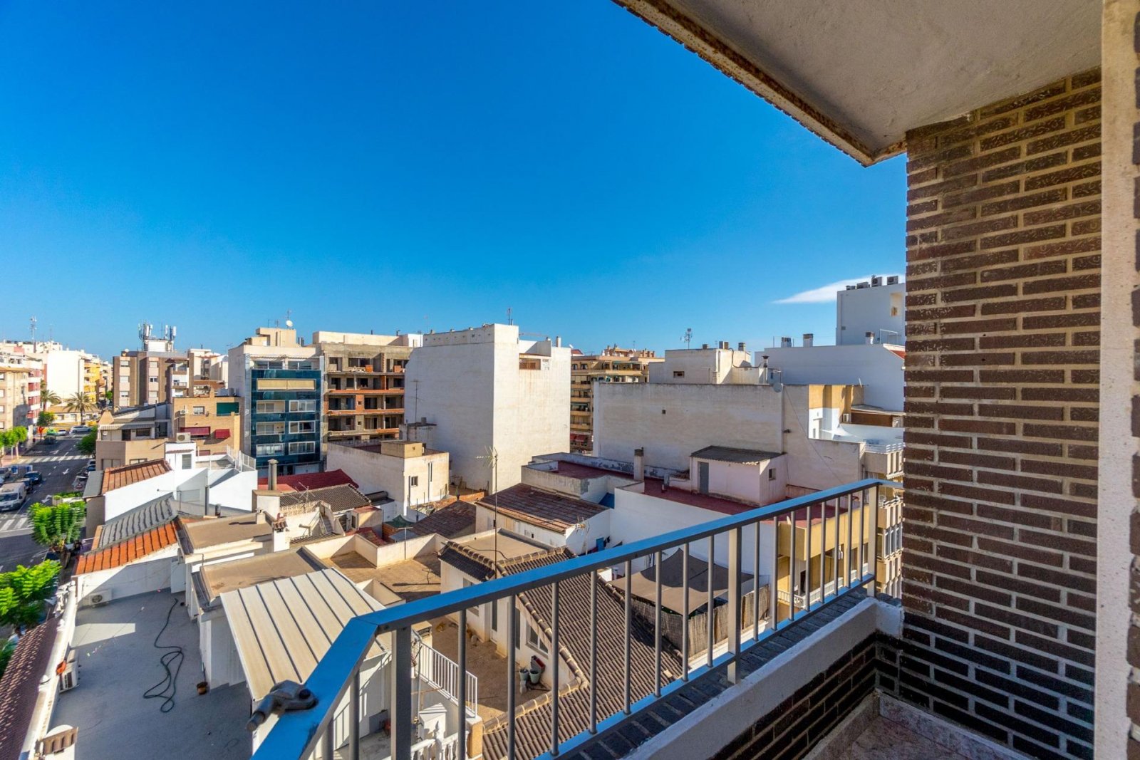 Appartement de 3 chambres avec terrasse, parking et débarras à 150 mètres du port de Torrevieja