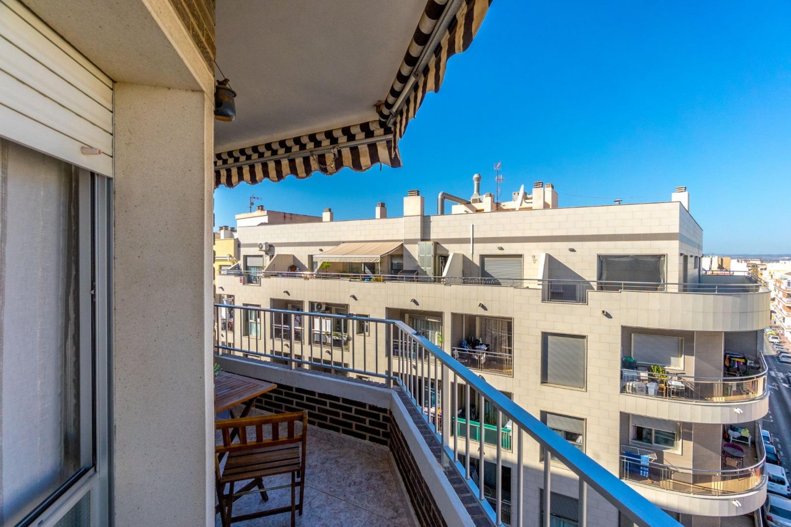 Appartement de 3 chambres avec terrasse, parking et débarras à 150 mètres du port de Torrevieja