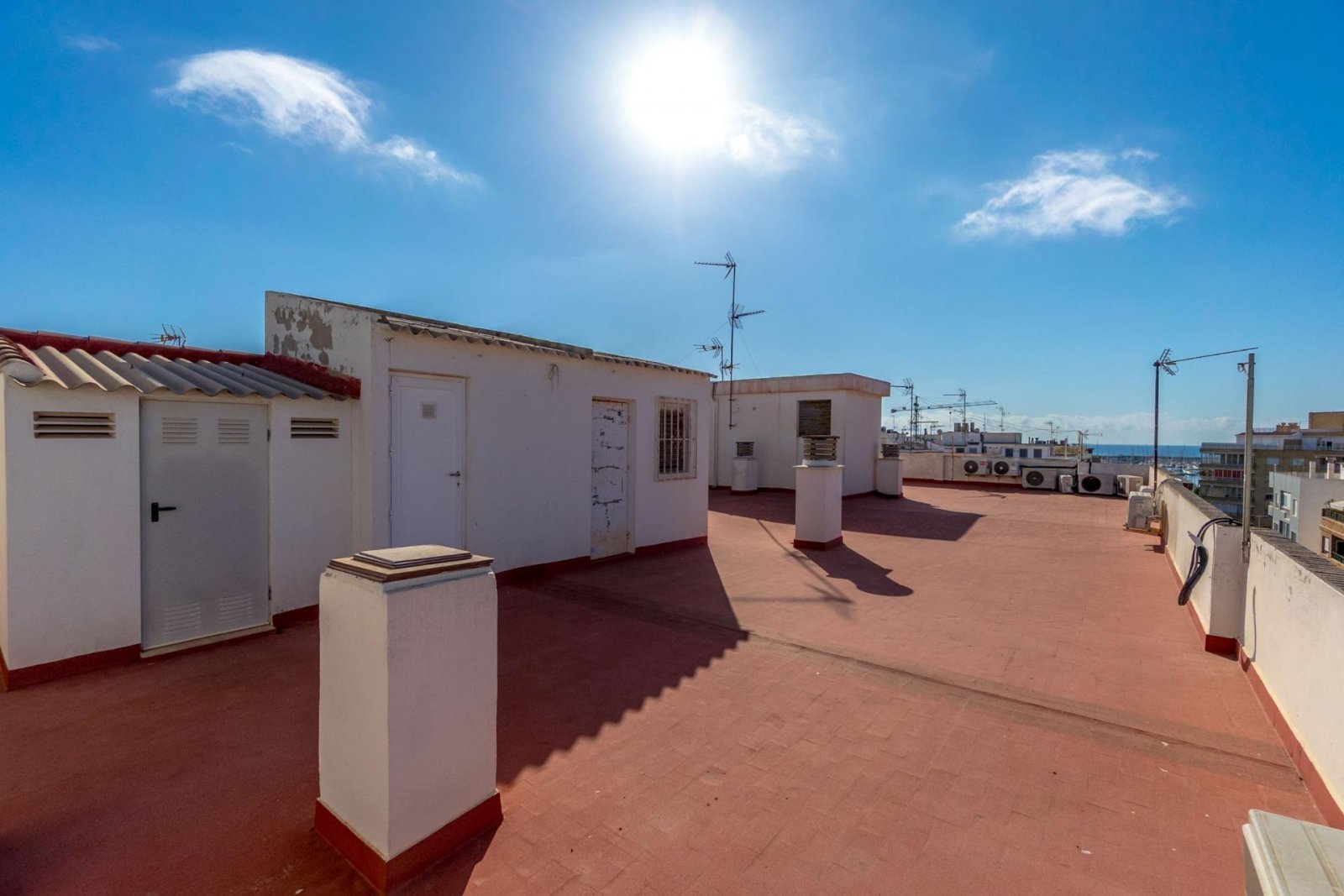 Appartement de 3 chambres avec terrasse, parking et débarras à 150 mètres du port de Torrevieja