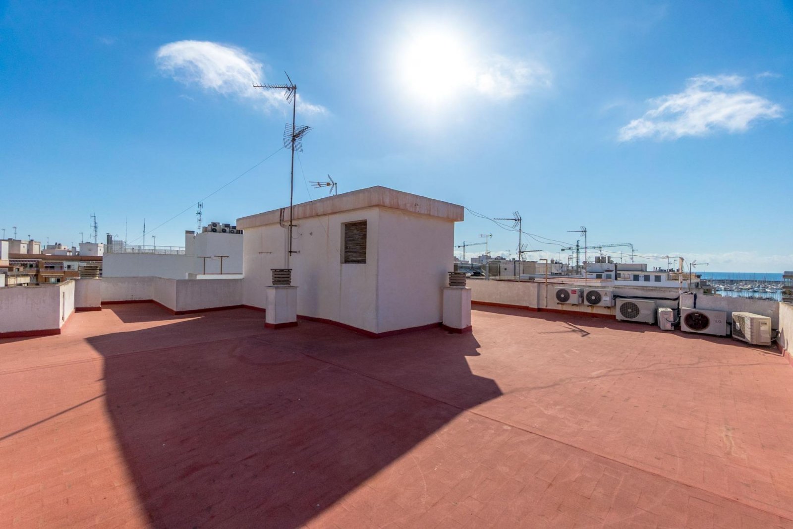 Appartement de 3 chambres avec terrasse, parking et débarras à 150 mètres du port de Torrevieja