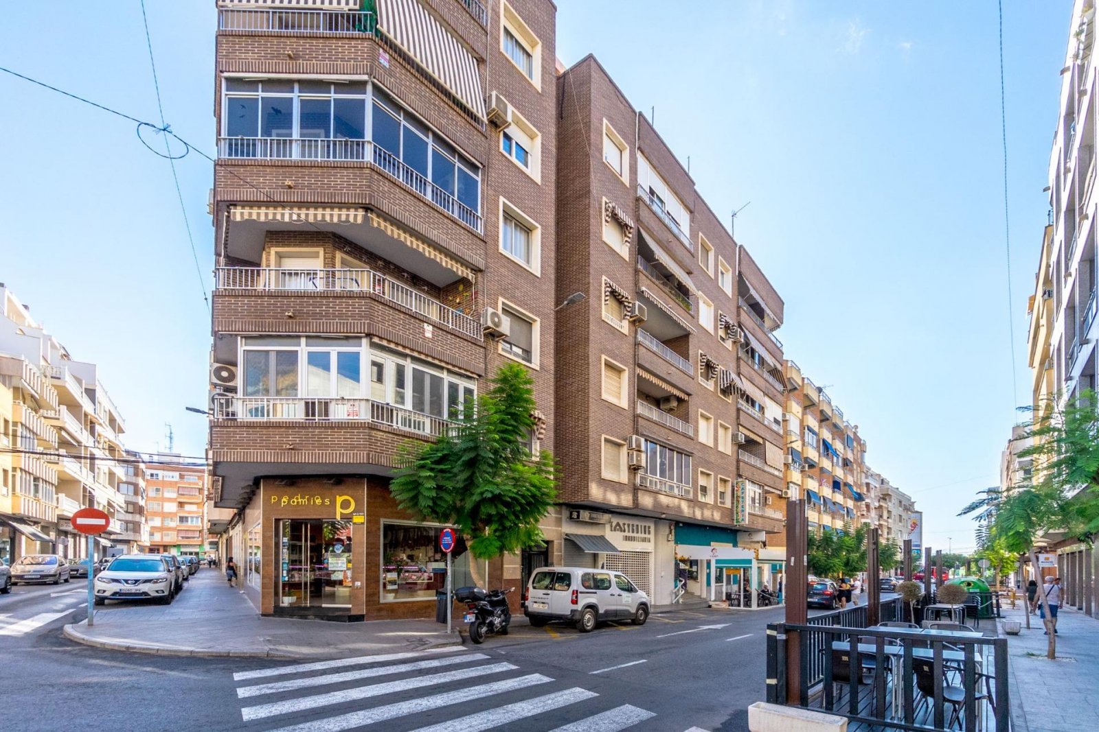 Appartement de 3 chambres avec terrasse, parking et débarras à 150 mètres du port de Torrevieja