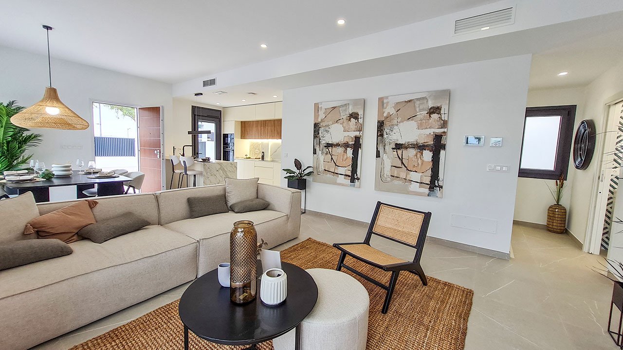 Villas avec 3 chambres, 3 salles de bains, toilettes invités, sous-sol, terrasse sur le toit, parking privé et piscine privée