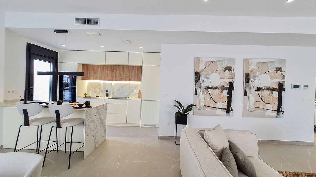 Villas avec 3 chambres, 3 salles de bains, toilettes invités, sous-sol, terrasse sur le toit, parking privé et piscine privée