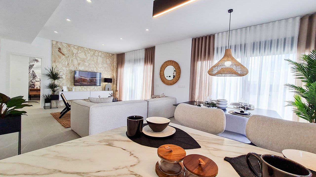 Villas avec 3 chambres, 3 salles de bains, toilettes invités, sous-sol, terrasse sur le toit, parking privé et piscine privée