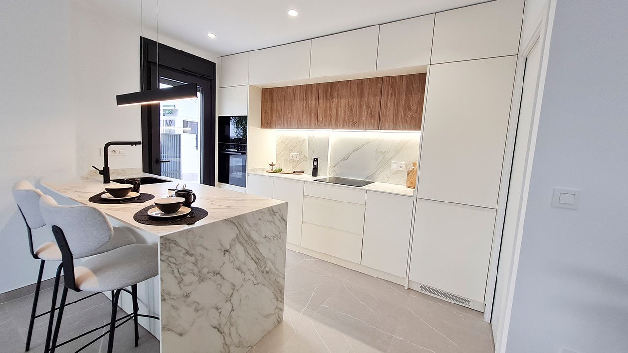 Villas avec 3 chambres, 3 salles de bains, toilettes invités, sous-sol, terrasse sur le toit, parking privé et piscine privée