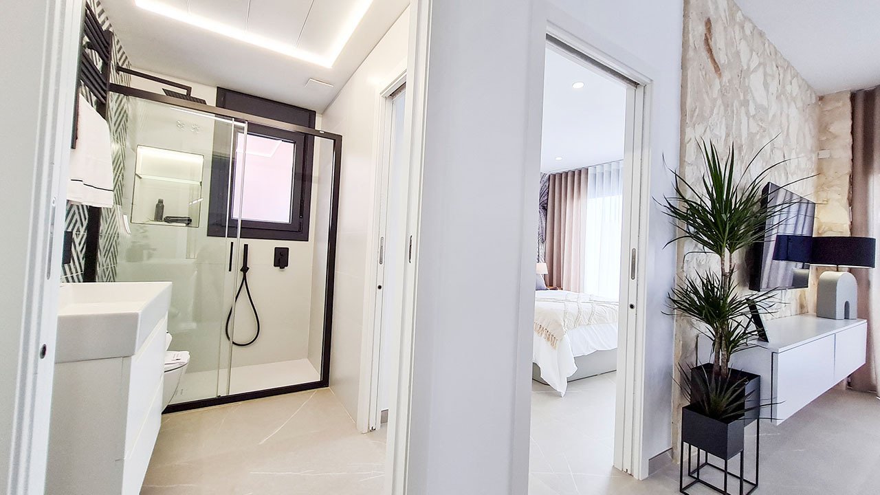 Villas avec 3 chambres, 3 salles de bains, toilettes invités, sous-sol, terrasse sur le toit, parking privé et piscine privée