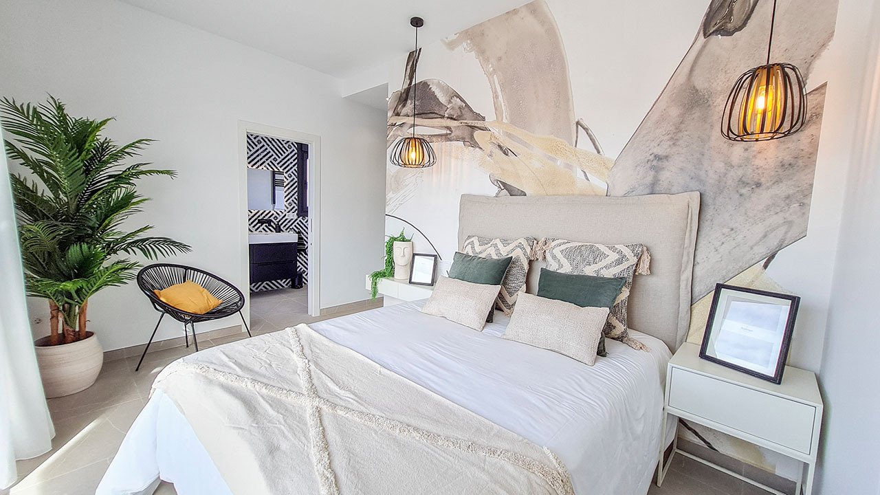 Villas avec 3 chambres, 3 salles de bains, toilettes invités, sous-sol, terrasse sur le toit, parking privé et piscine privée