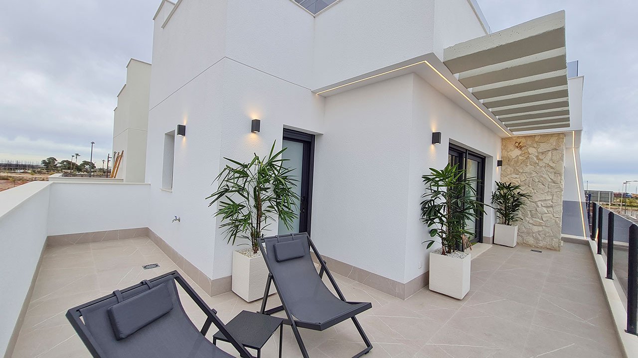 Villas avec 3 chambres, 3 salles de bains, toilettes invités, sous-sol, terrasse sur le toit, parking privé et piscine privée