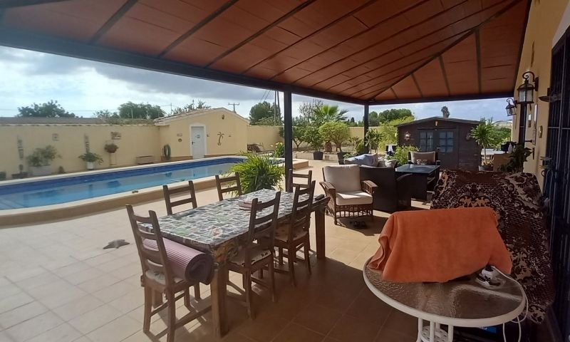 Villa avec 3 chambres, 2 salles de bains, piscine privée et terrasse sur le toit avec vue sur la mer