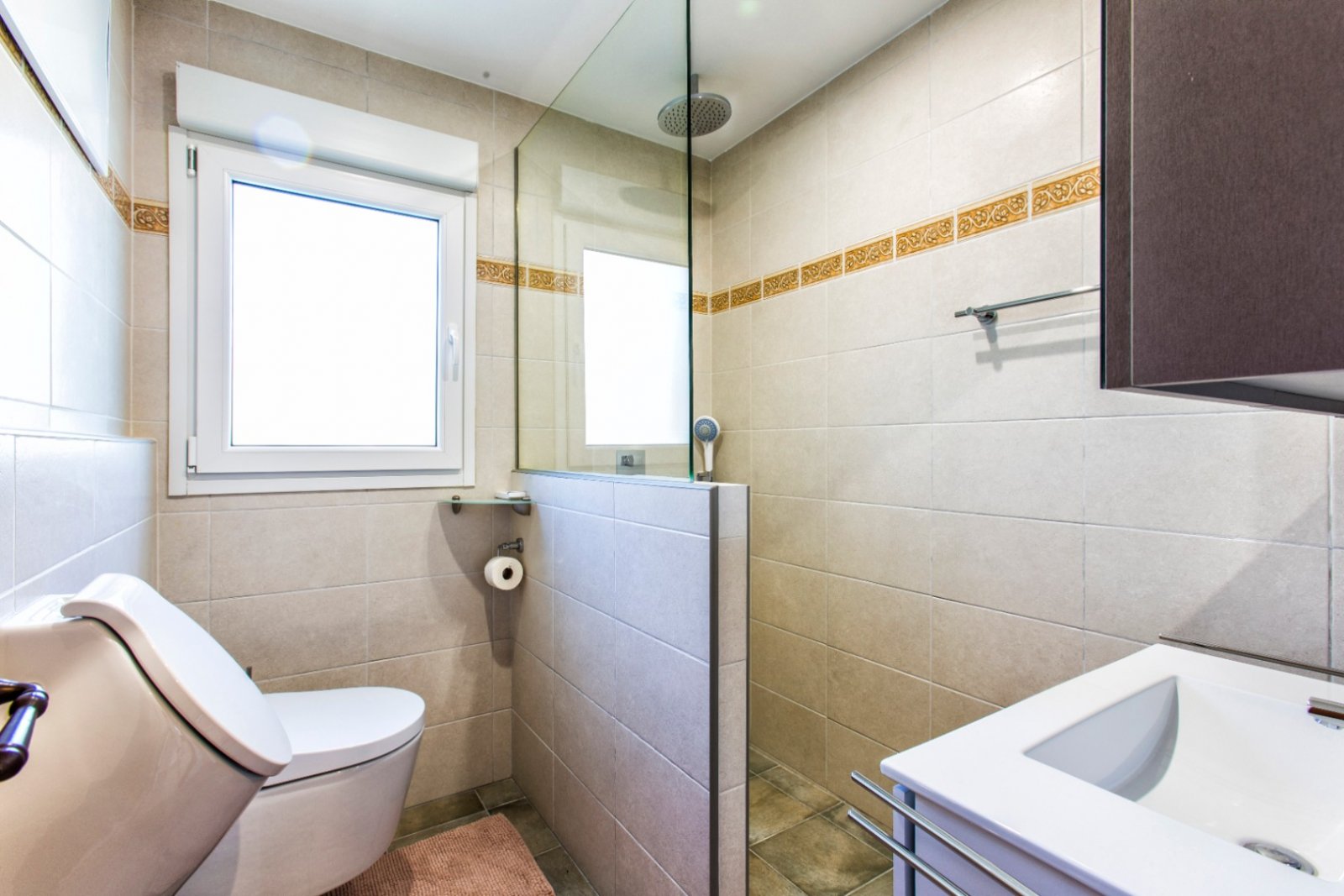 Spacieuse villa avec 5 chambres, 3 salles de bains, WC invités et piscine privée