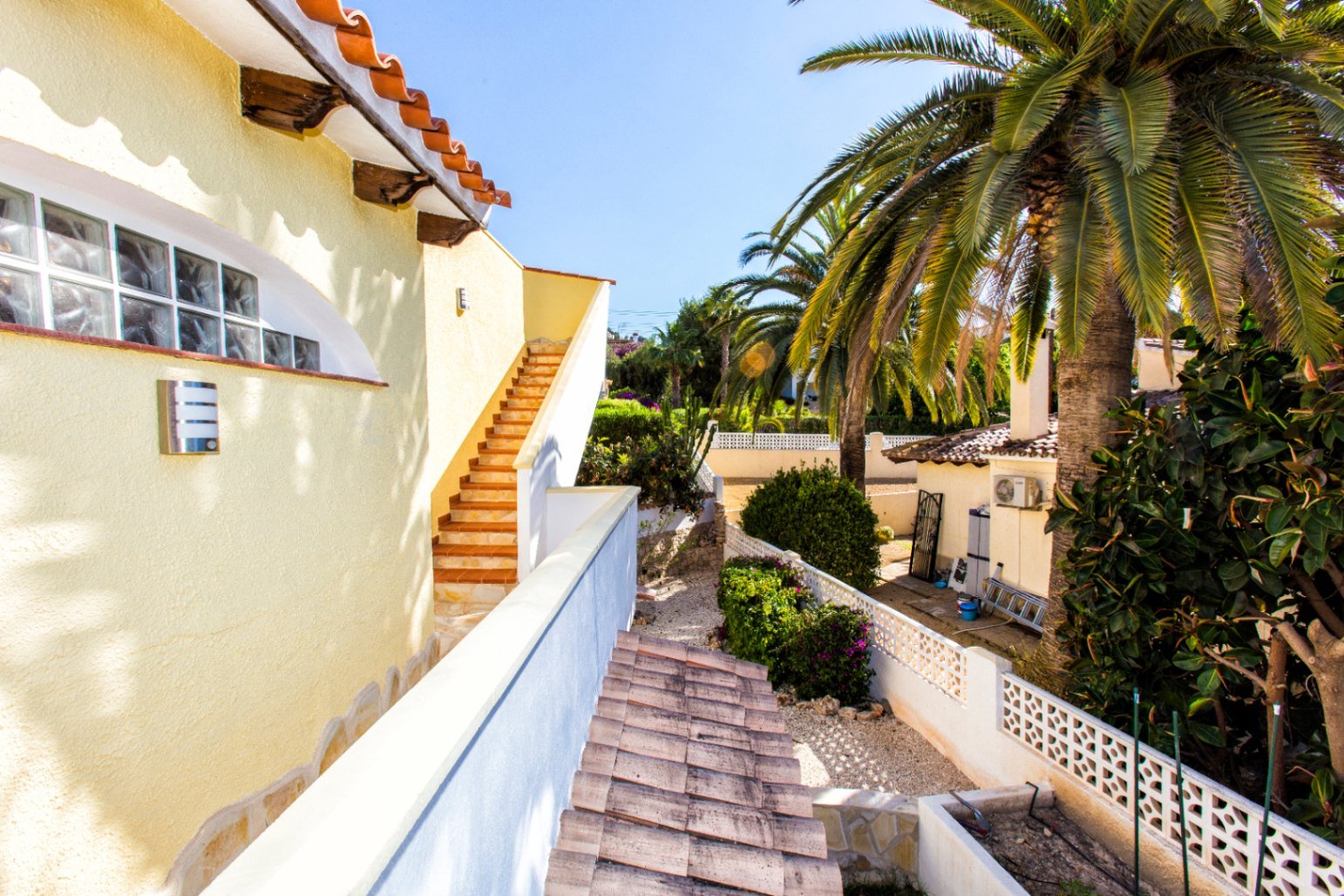 Spacieuse villa avec 5 chambres, 3 salles de bains, WC invités et piscine privée