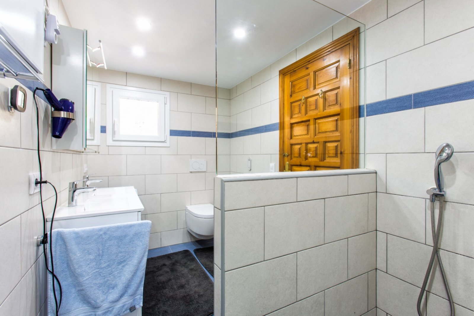 Spacieuse villa avec 5 chambres, 3 salles de bains, WC invités et piscine privée