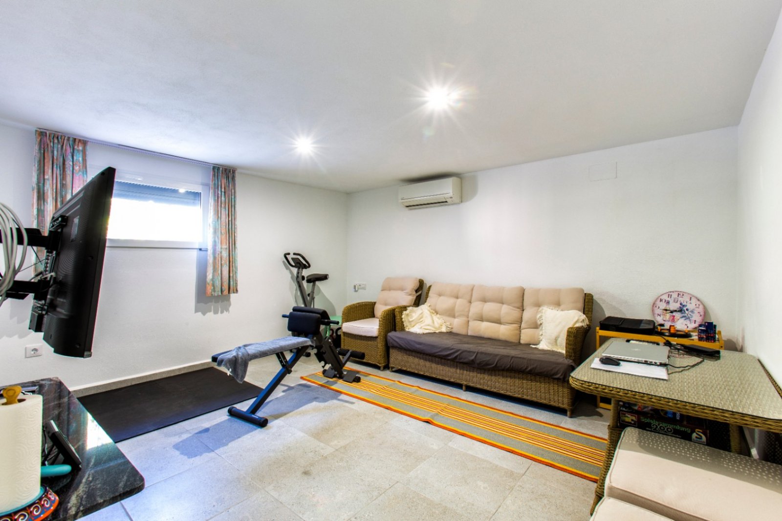 Spacieuse villa avec 5 chambres, 3 salles de bains, WC invités et piscine privée