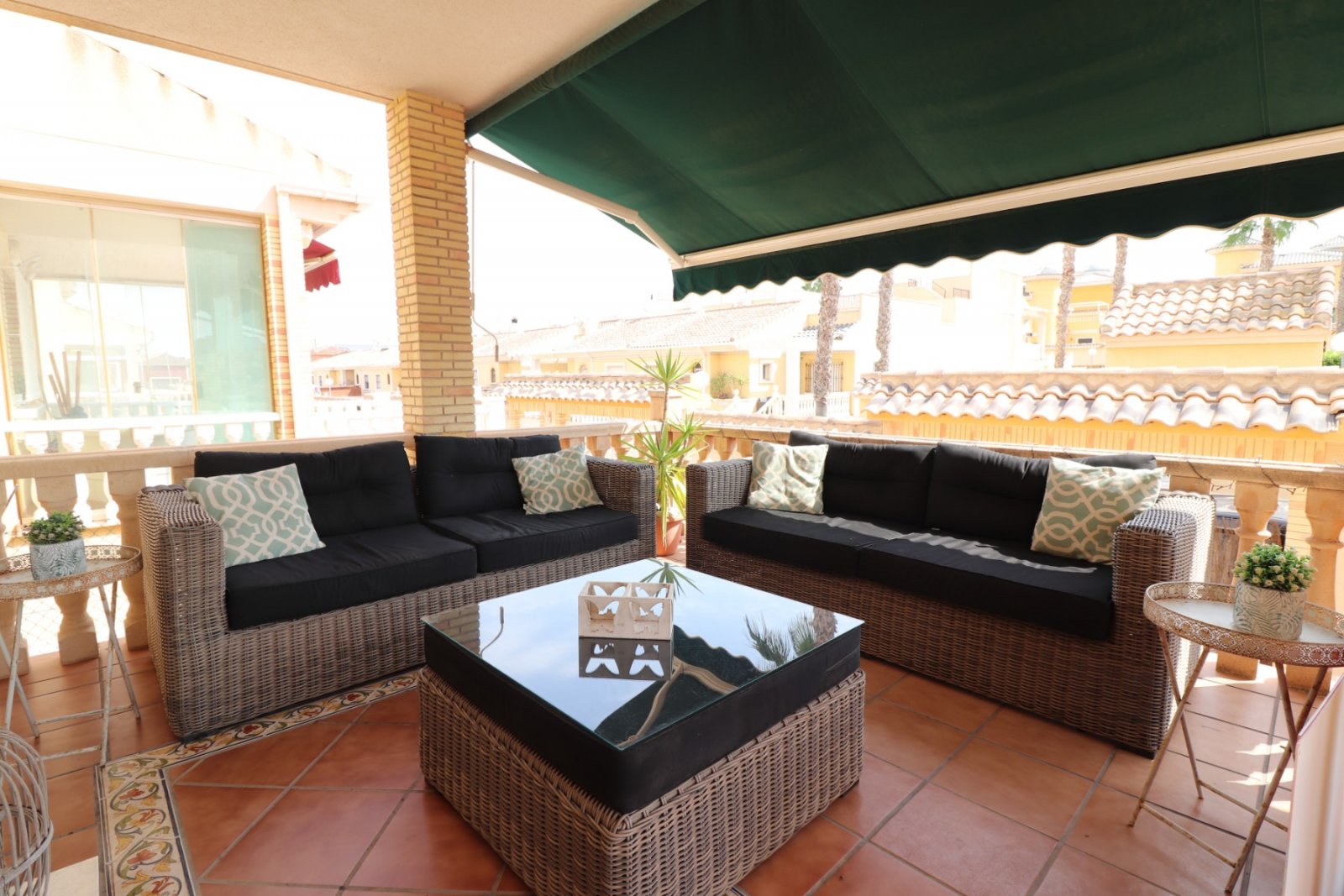 Villa mit 5 Schlafzimmern, 3 Bädern, Dachterrasse, Kfz-Stellplatz und Privatpool