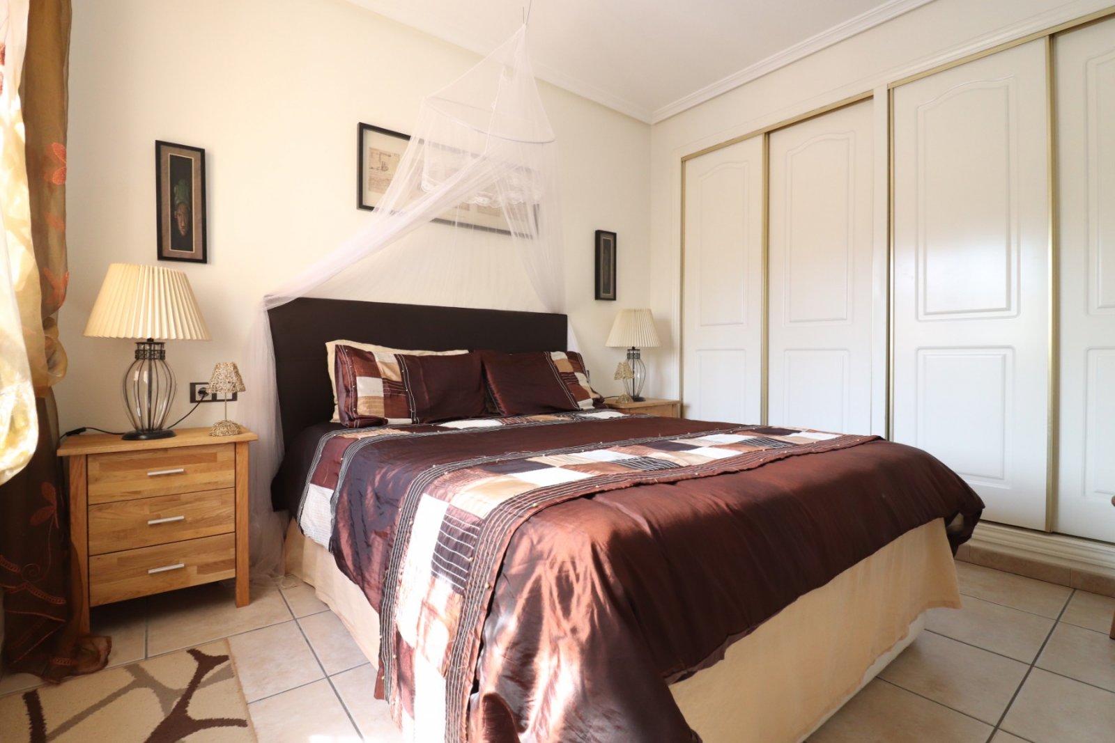 Villa mit 5 Schlafzimmern, 3 Bädern, Dachterrasse, Kfz-Stellplatz und Privatpool