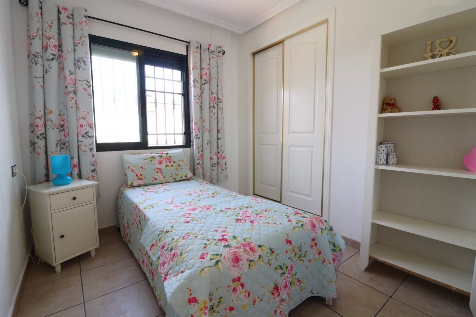 Villa mit 5 Schlafzimmern, 3 Bädern, Dachterrasse, Kfz-Stellplatz und Privatpool