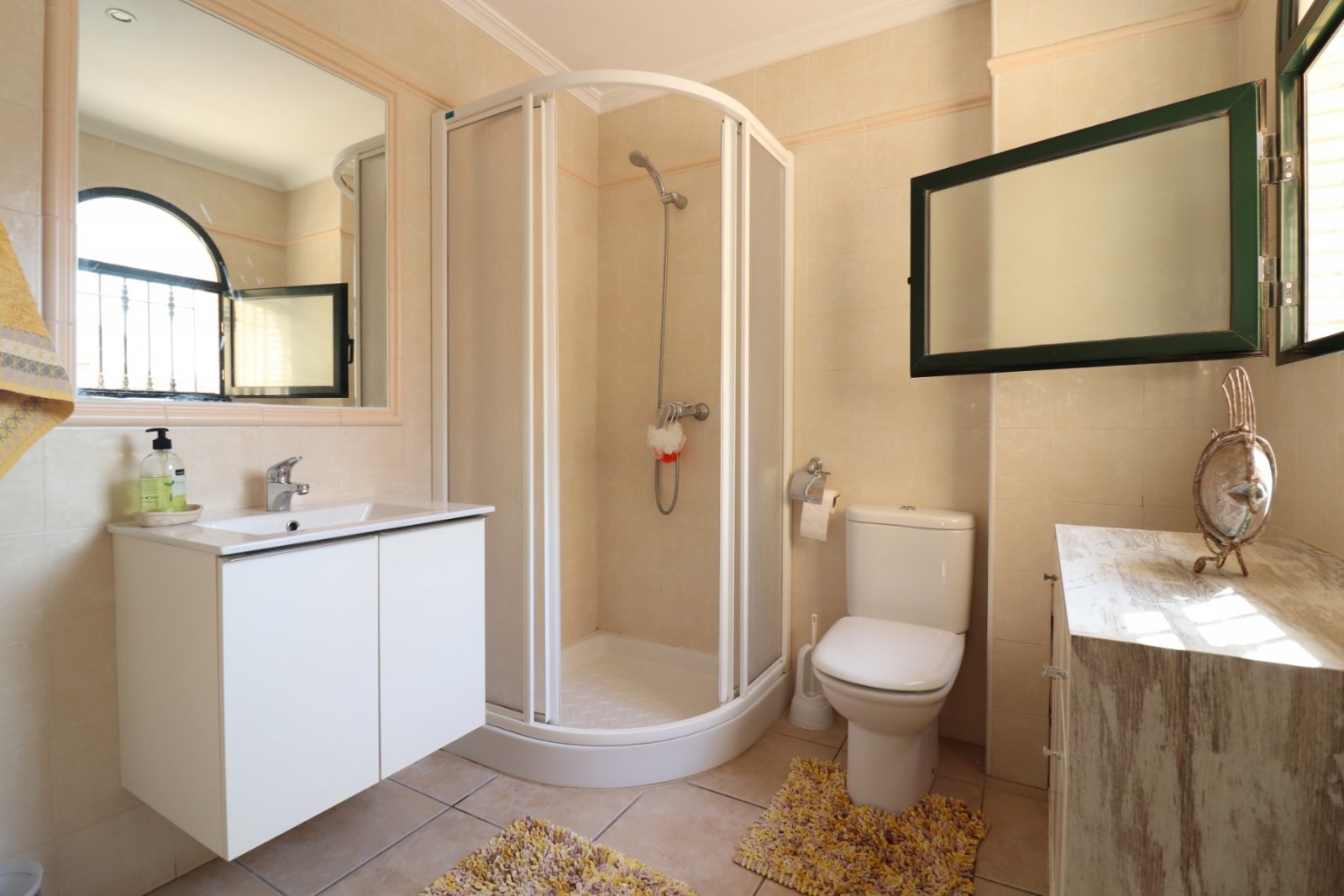 Villa mit 5 Schlafzimmern, 3 Bädern, Dachterrasse, Kfz-Stellplatz und Privatpool