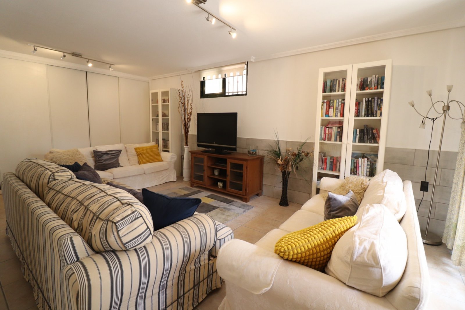 Villa mit 5 Schlafzimmern, 3 Bädern, Dachterrasse, Kfz-Stellplatz und Privatpool