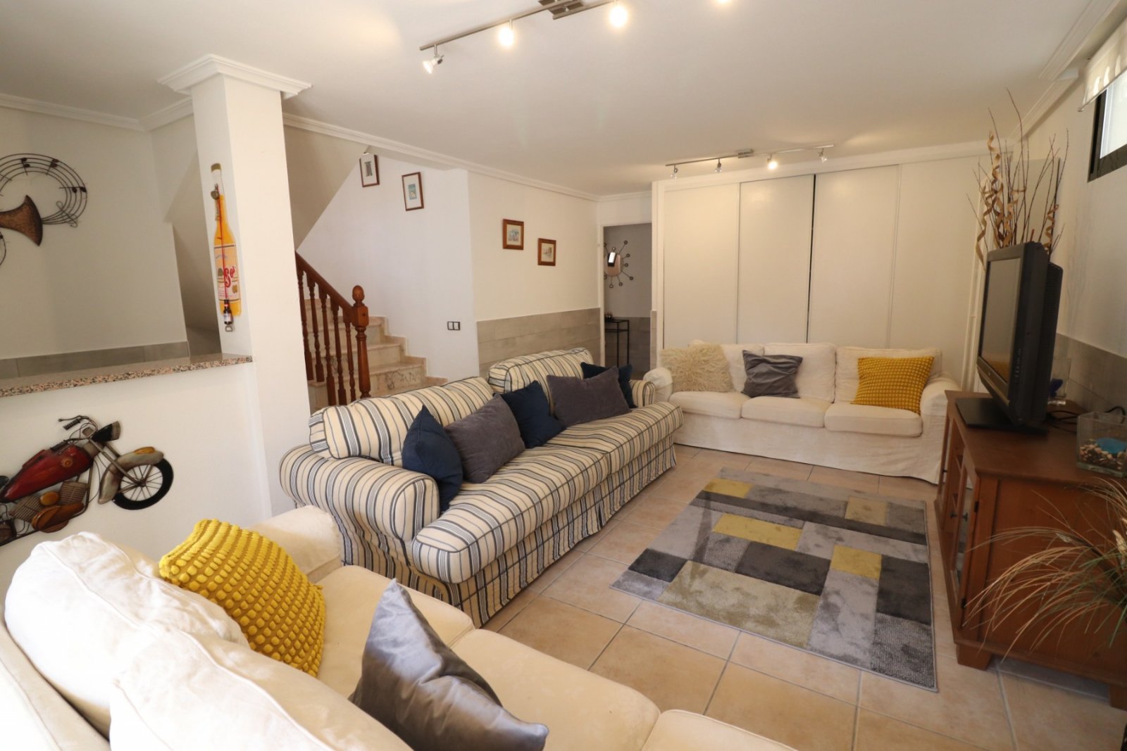 Villa mit 5 Schlafzimmern, 3 Bädern, Dachterrasse, Kfz-Stellplatz und Privatpool