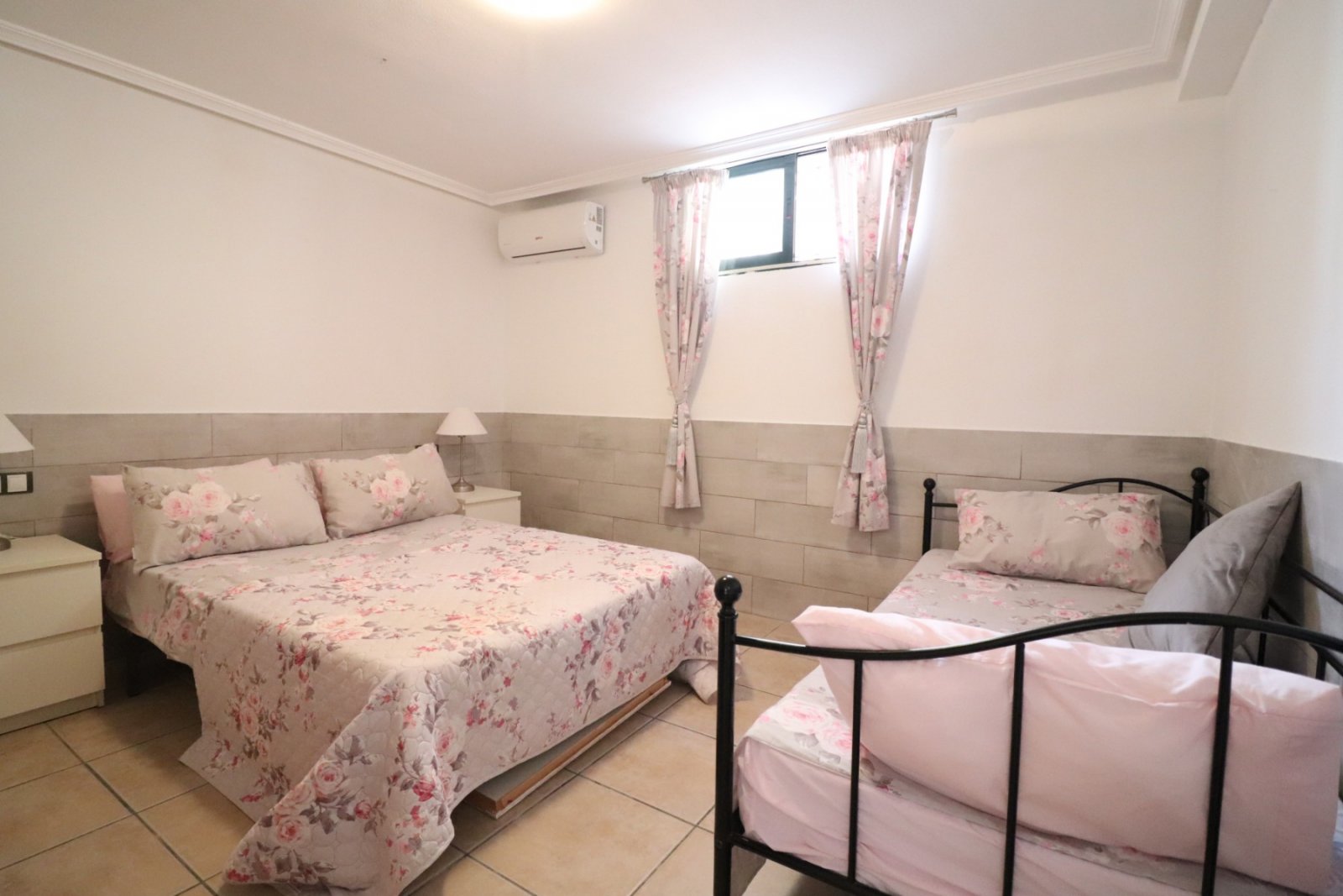 Villa mit 5 Schlafzimmern, 3 Bädern, Dachterrasse, Kfz-Stellplatz und Privatpool