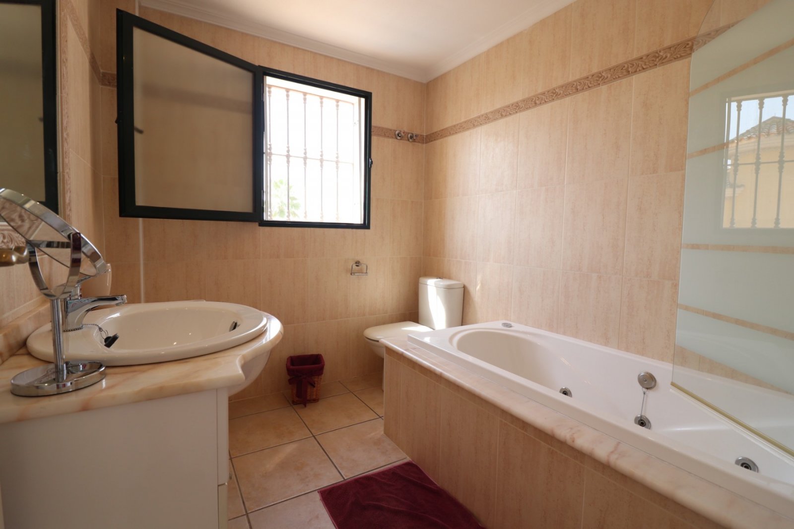 Villa mit 5 Schlafzimmern, 3 Bädern, Dachterrasse, Kfz-Stellplatz und Privatpool