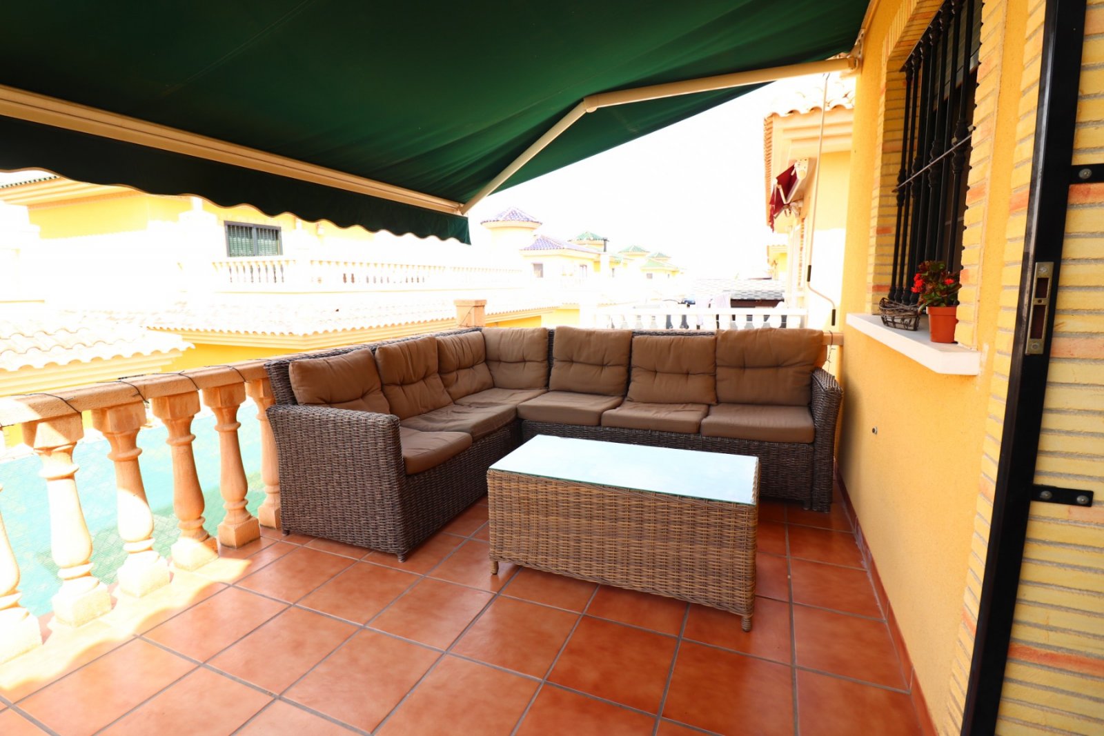 Villa mit 5 Schlafzimmern, 3 Bädern, Dachterrasse, Kfz-Stellplatz und Privatpool