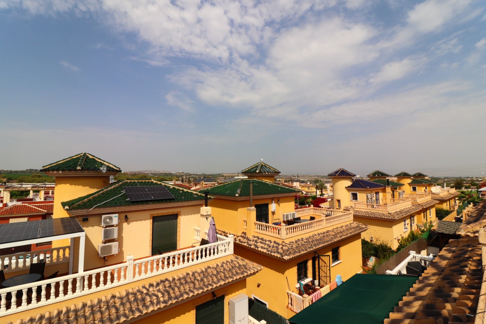 Villa mit 5 Schlafzimmern, 3 Bädern, Dachterrasse, Kfz-Stellplatz und Privatpool