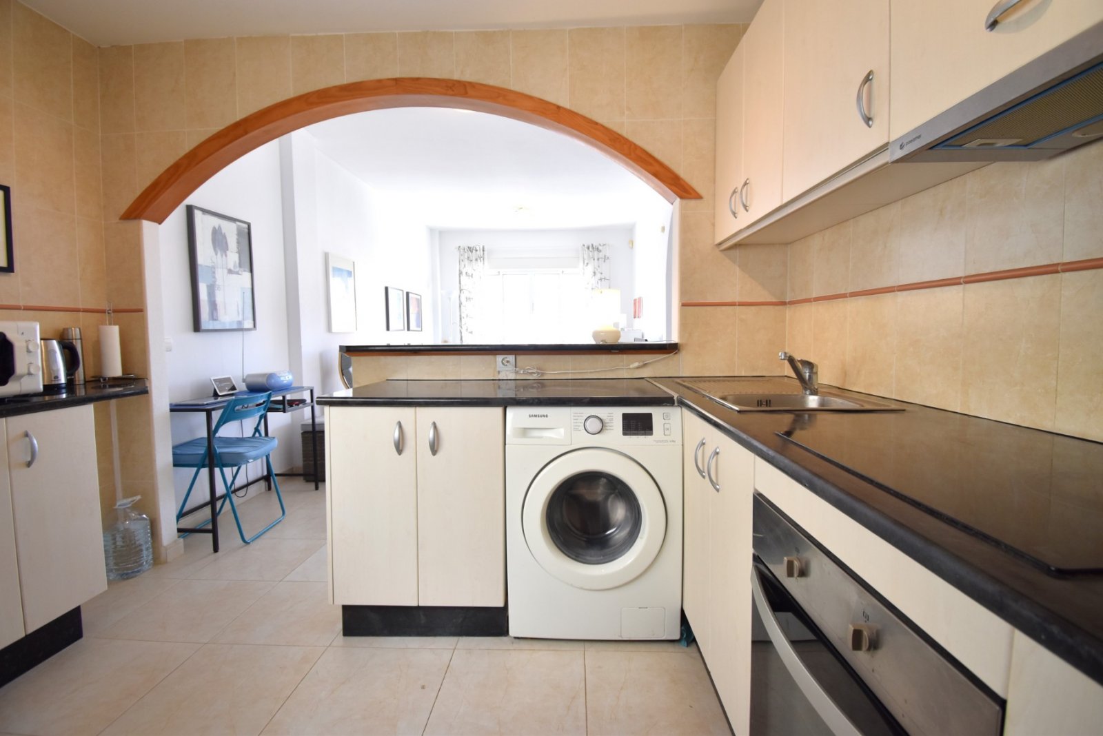 Appartement à l'étage supérieur avec 2 chambres, 1 salle de bain, terrasse sur le toit et piscine commune