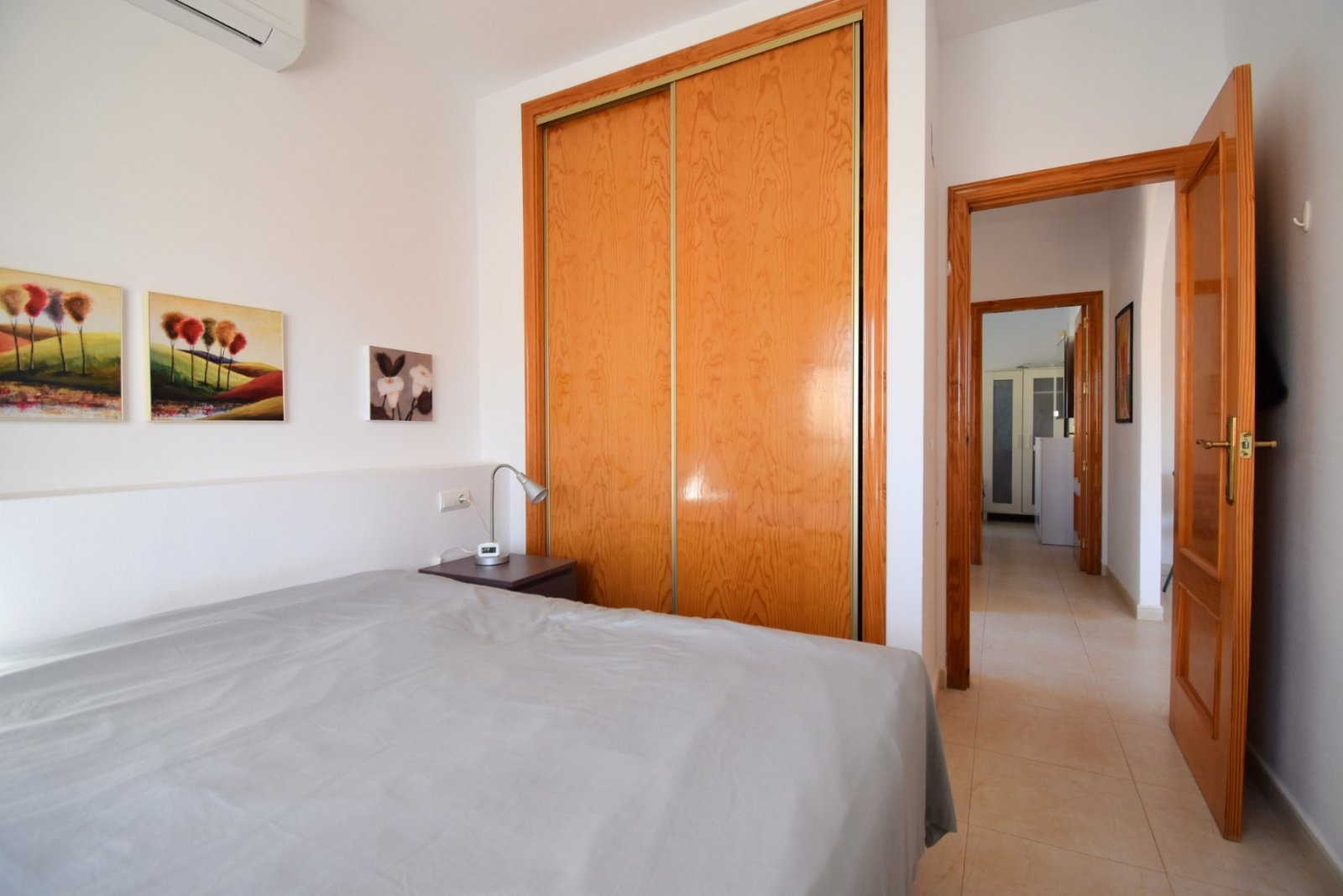 Appartement à l'étage supérieur avec 2 chambres, 1 salle de bain, terrasse sur le toit et piscine commune